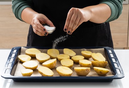 Фото шага рецепта Картофельные лодочки 151436 шаг 2  