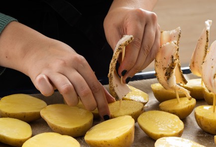 Фото шага рецепта Картофельные лодочки 151436 шаг 4  