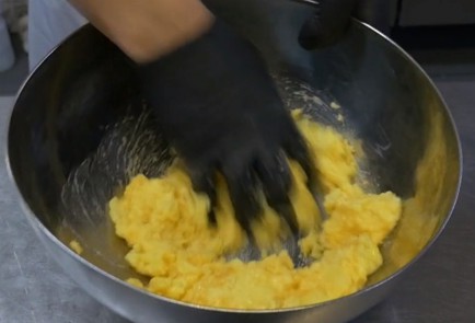 Фото шага рецепта Картофельные пончики Джузеппе Дави 137672 шаг 3  