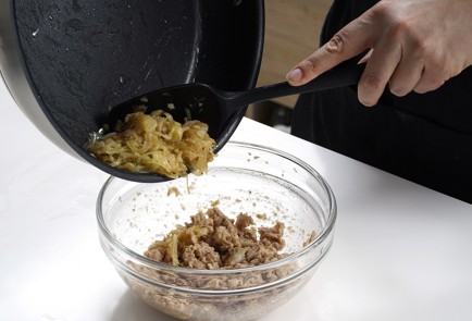 Фото шага рецепта Картофельные зразы с печенью трески 153084 шаг 8  