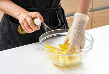 Фото шага рецепта Картошка фри в аэрогриле 189913 шаг 6  