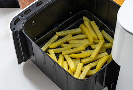 Фото шага рецепта Картошка фри в аэрогриле 189913 шаг 7  