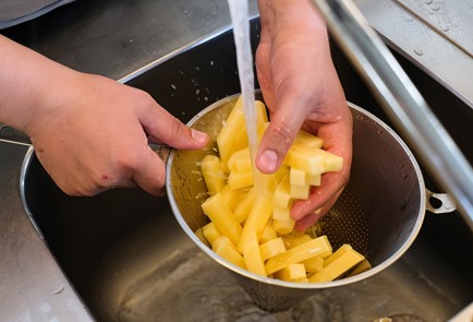 Фото шага рецепта Жареная картошка с лесными грибами 138296 шаг 2  