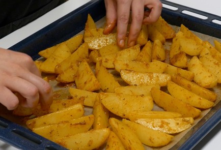 Фото шага рецепта Картошка в духовке подеревенски 139267 шаг 3  