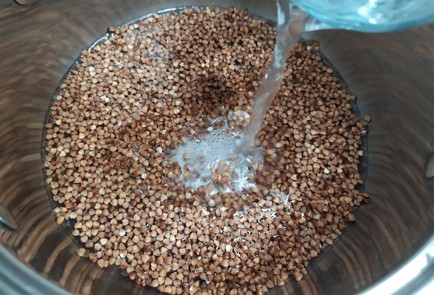 Фото шага рецепта Каша гречневая на молоке 190134 шаг 2  