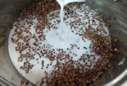 Фото шага рецепта Каша гречневая на молоке 190134 шаг 4  