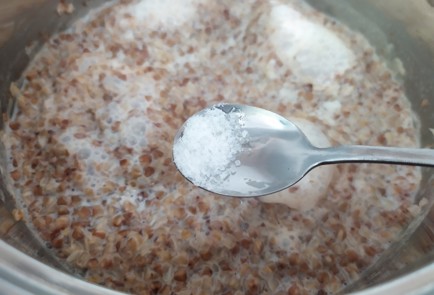 Фото шага рецепта Каша гречневая на молоке 190134 шаг 5  