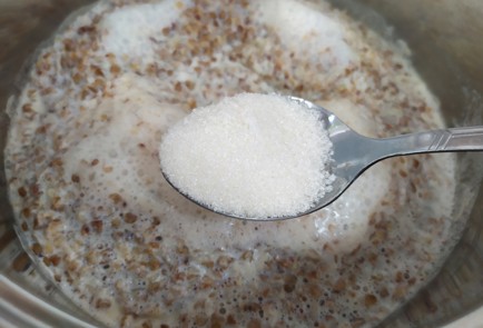 Фото шага рецепта Каша гречневая на молоке 190134 шаг 6  