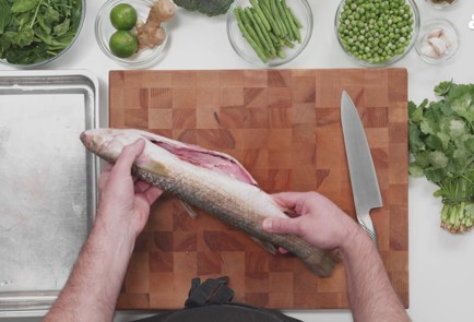 Фото шага рецепта Кефаль с овощами в соусе зеленый карри 188773 шаг 1  