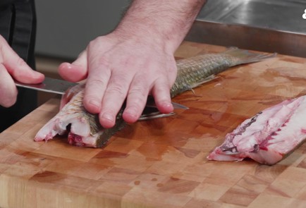 Фото шага рецепта Кефаль с овощами в соусе зеленый карри 188773 шаг 2  