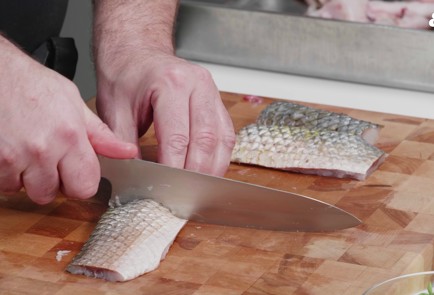 Фото шага рецепта Кефаль с овощами в соусе зеленый карри 188773 шаг 3  