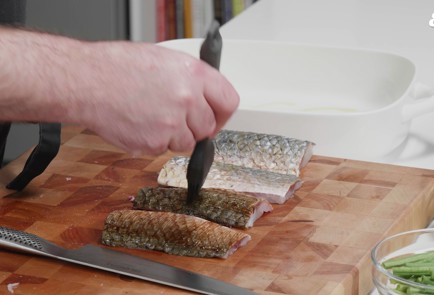 Фото шага рецепта Кефаль с овощами в соусе зеленый карри 188773 шаг 4  