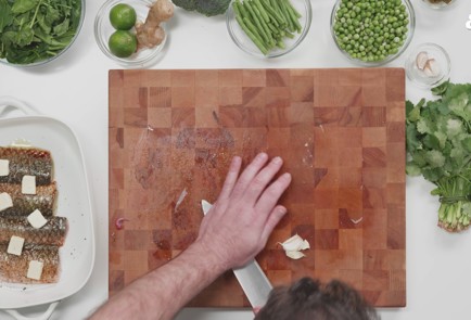 Фото шага рецепта Кефаль с овощами в соусе зеленый карри 188773 шаг 5  