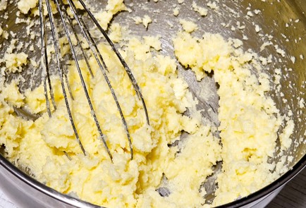 Фото шага рецепта Кекс с черной смородиной и шоколадом 188955 шаг 1  