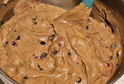 Фото шага рецепта Кекс с черной смородиной и шоколадом 188955 шаг 10  