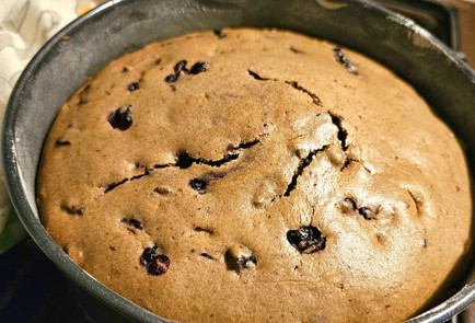 Фото шага рецепта Кекс с черной смородиной и шоколадом 188955 шаг 11  