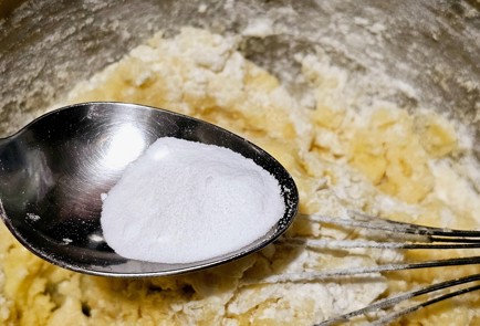 Фото шага рецепта Кекс с черной смородиной и шоколадом 188955 шаг 4  