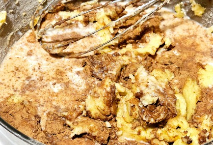 Фото шага рецепта Кекс с черной смородиной и шоколадом 188955 шаг 6  