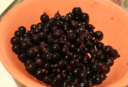 Фото шага рецепта Кекс с черной смородиной и шоколадом 188955 шаг 7  