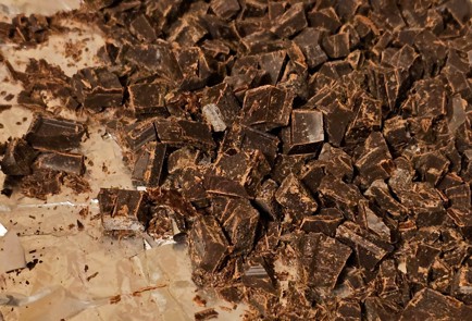 Фото шага рецепта Кекс с черной смородиной и шоколадом 188955 шаг 8  