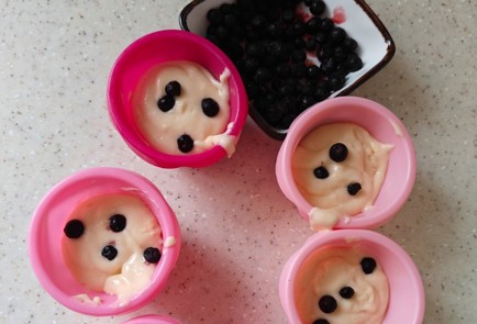 Фото шага рецепта Кексы с черникой 175706 шаг 10