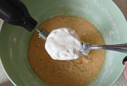 Фото шага рецепта Кексы с черникой 175706 шаг 6