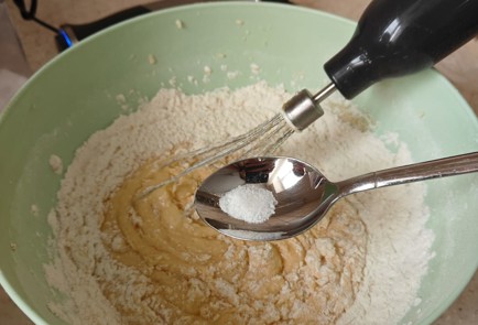 Фото шага рецепта Кексы с черникой 175706 шаг 7