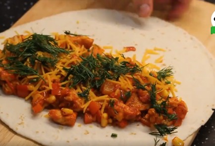 Фото шага рецепта Кесадилья с курицей и с чеддером 39152 шаг 3  