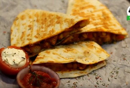 Фото шага рецепта Кесадилья с курицей и с чеддером 39152 шаг 4  