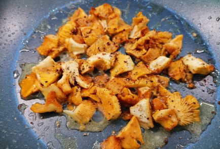 Фото шага рецепта Кетоспагетти с лисичками 186835 шаг 7  