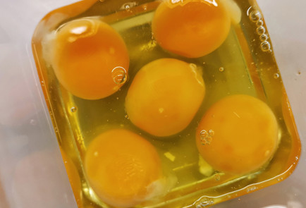 Фото шага рецепта Кетобулочки из миндальной муки 151707 шаг 1  