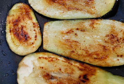 Фото шага рецепта Кетолазанья со слайсами жареного баклажана 152671 шаг 3  