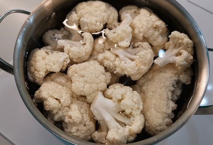 Фото шага рецепта Кетороллы из цветной капусты с лососем 153109 шаг 1  