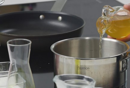 Фото шага рецепта Кейл с острым перцем зеленым горошком и соусом из ряженки 152601 шаг 1  