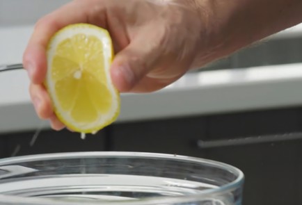 Фото шага рецепта Кейл с острым перцем зеленым горошком и соусом из ряженки 152601 шаг 7  