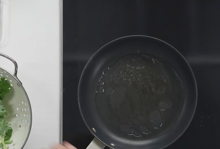 Фото шага рецепта Кейл с острым перцем зеленым горошком и соусом из ряженки 152601 шаг 8  