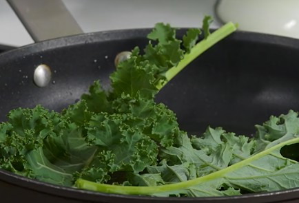 Фото шага рецепта Кейл с острым перцем зеленым горошком и соусом из ряженки 152601 шаг 9  