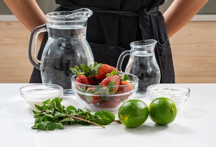 Фото шага рецепта Кисель из клубники с лаймом и мятой 175614 шаг 1  