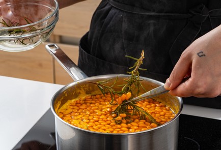 Фото шага рецепта Кисель из облепихи с розмарином 175616 шаг 4  