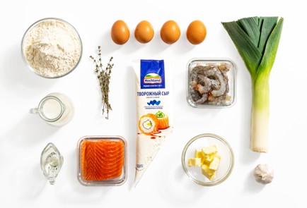 Фото шага рецепта Киш с красной рыбой креветками и лукомпореем 188036 шаг 1  