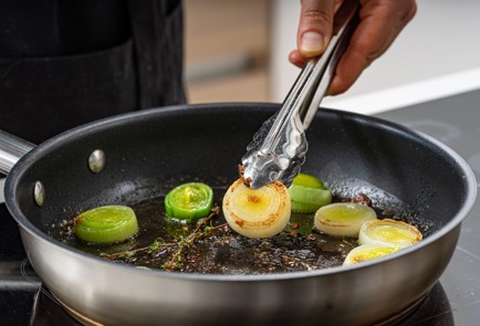 Фото шага рецепта Киш с красной рыбой креветками и лукомпореем 188036 шаг 10  