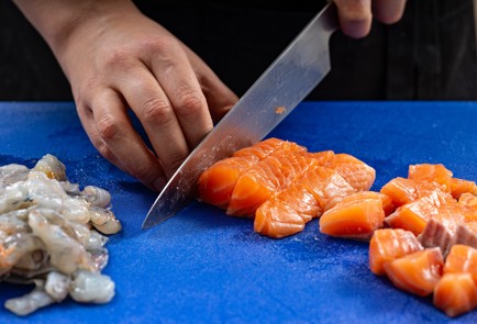 Фото шага рецепта Киш с красной рыбой креветками и лукомпореем 188036 шаг 11  