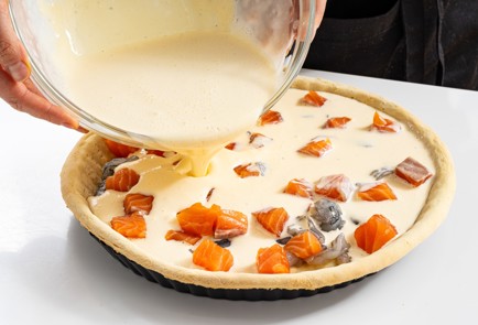 Фото шага рецепта Киш с красной рыбой креветками и лукомпореем 188036 шаг 13  