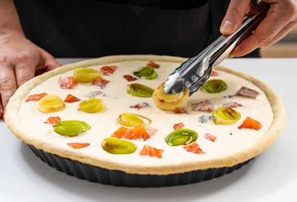 Фото шага рецепта Киш с красной рыбой креветками и лукомпореем 188036 шаг 14  