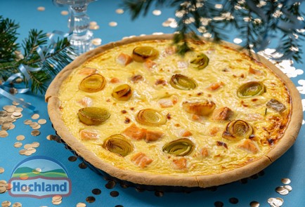 Фото шага рецепта Киш с красной рыбой креветками и лукомпореем 188036 шаг 15  