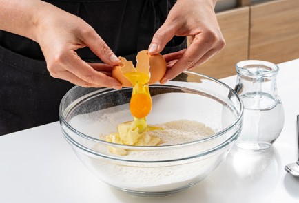 Фото шага рецепта Киш с красной рыбой креветками и лукомпореем 188036 шаг 2  