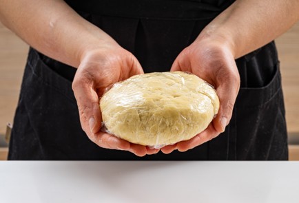 Фото шага рецепта Киш с красной рыбой креветками и лукомпореем 188036 шаг 3  