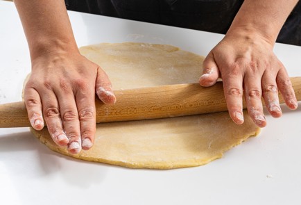 Фото шага рецепта Киш с красной рыбой креветками и лукомпореем 188036 шаг 4  