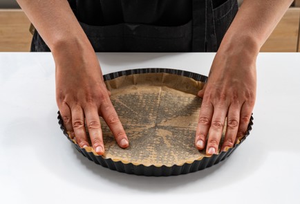 Фото шага рецепта Киш с красной рыбой креветками и лукомпореем 188036 шаг 5  