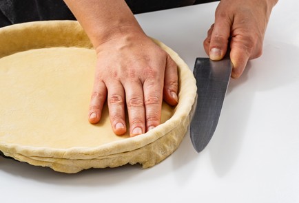 Фото шага рецепта Киш с красной рыбой креветками и лукомпореем 188036 шаг 6  